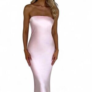 Chic Strapless Satin Dress in Soft Pink
